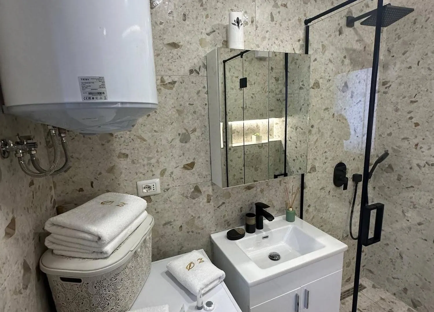 Charming Tirana Apartment With Modern Amenities ألبانيا